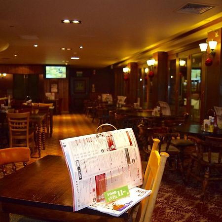ホテル The Golden Acorn Wetherspoon グレンロセス エクステリア 写真