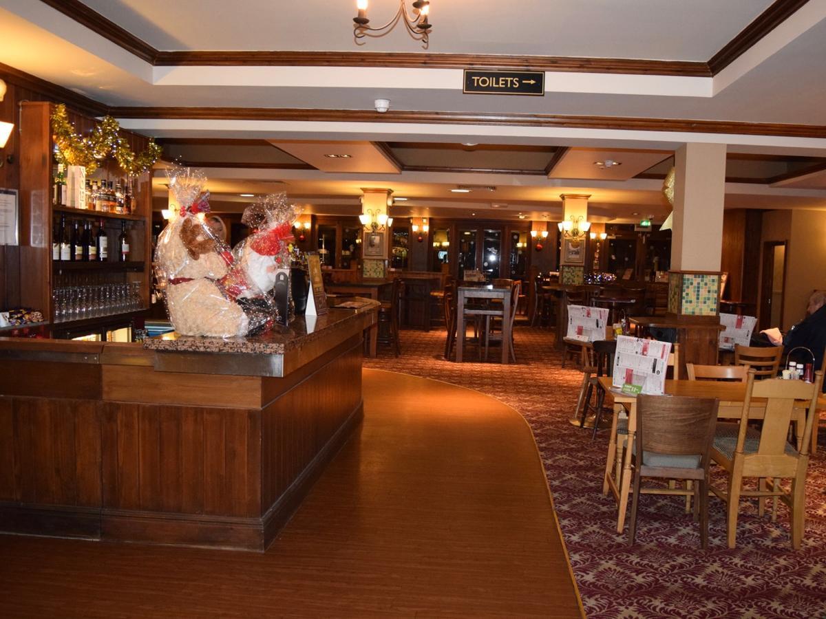 ホテル The Golden Acorn Wetherspoon グレンロセス エクステリア 写真