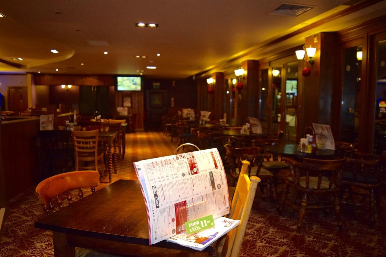 ホテル The Golden Acorn Wetherspoon グレンロセス エクステリア 写真