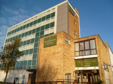 ホテル The Golden Acorn Wetherspoon グレンロセス エクステリア 写真