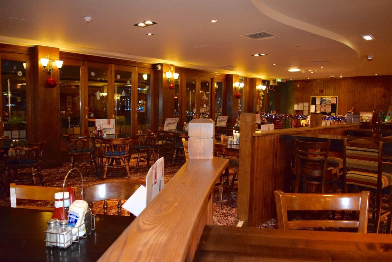 ホテル The Golden Acorn Wetherspoon グレンロセス エクステリア 写真