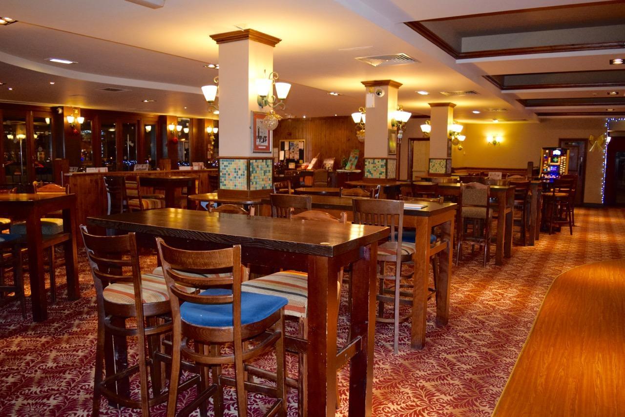ホテル The Golden Acorn Wetherspoon グレンロセス エクステリア 写真
