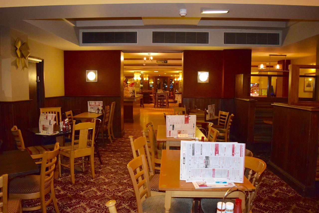 ホテル The Golden Acorn Wetherspoon グレンロセス エクステリア 写真