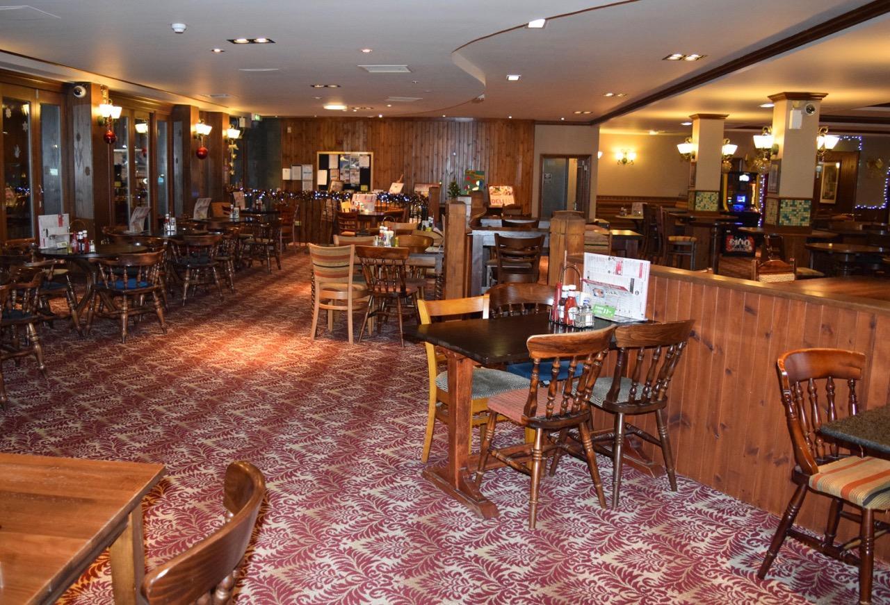 ホテル The Golden Acorn Wetherspoon グレンロセス エクステリア 写真