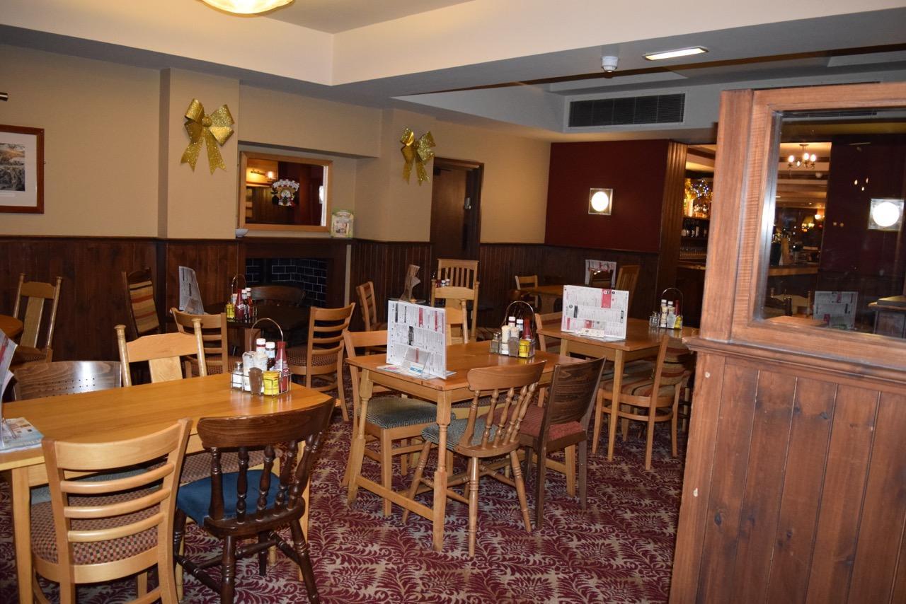 ホテル The Golden Acorn Wetherspoon グレンロセス エクステリア 写真